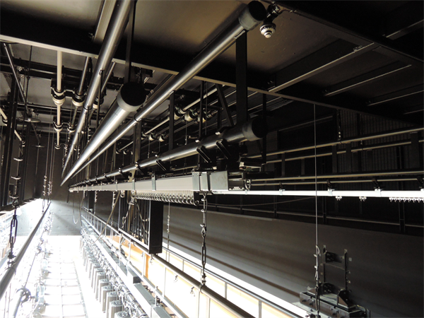 天井面に所狭しと設置された各吊物バトン