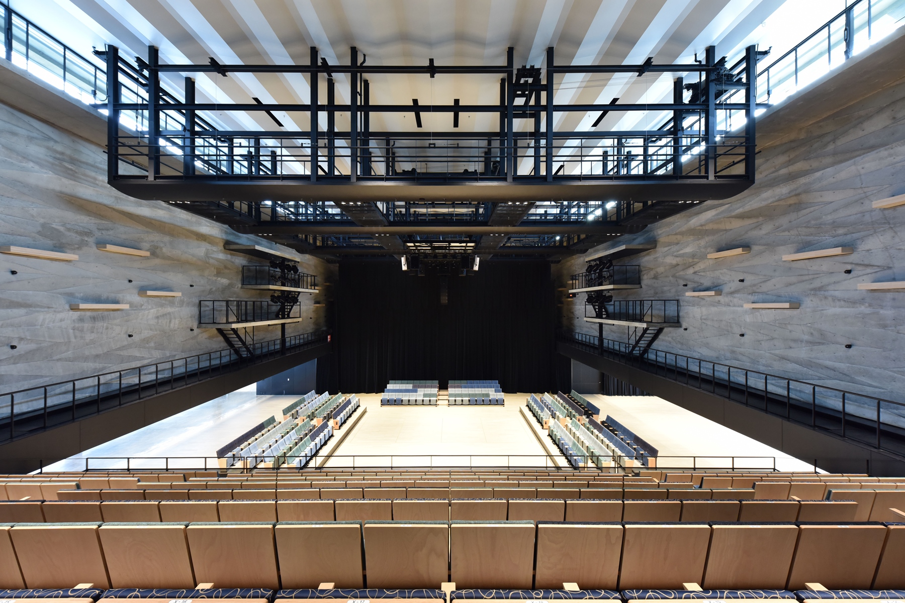 センターステージ形式